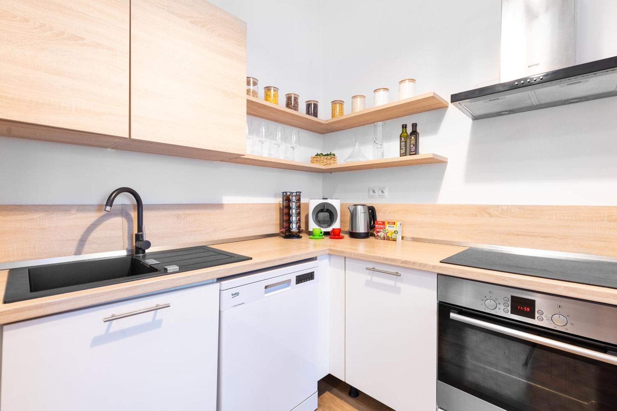 Skackava - Beautiful New Apartment In Direct Centrum, 24H Self Check-In Banska Bystrica Ngoại thất bức ảnh