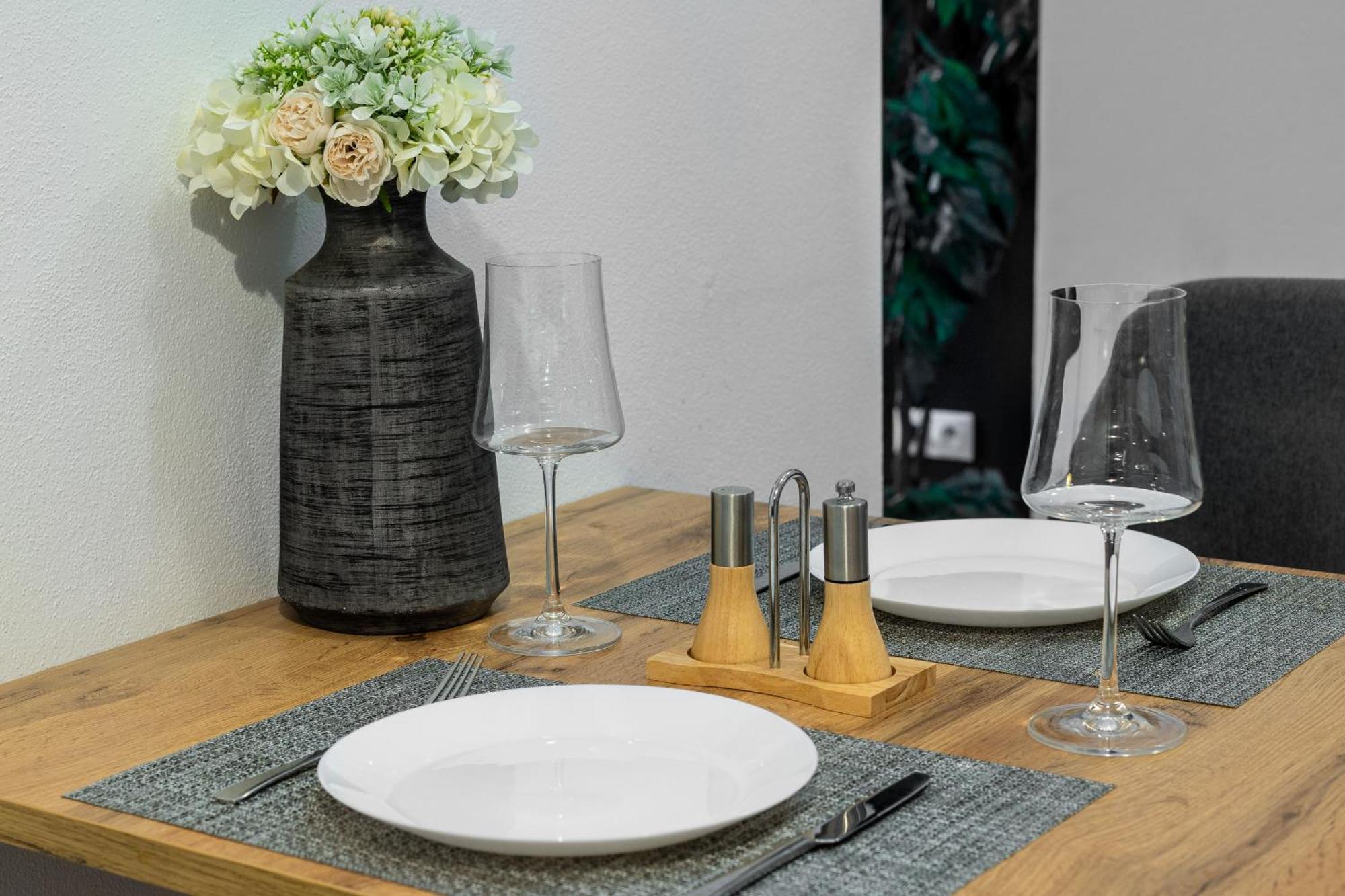 Skackava - Beautiful New Apartment In Direct Centrum, 24H Self Check-In Banska Bystrica Ngoại thất bức ảnh